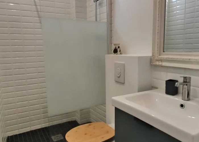 Pied à Terre En Bord De *