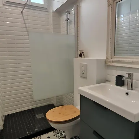 Pied A Terre En Bord De *